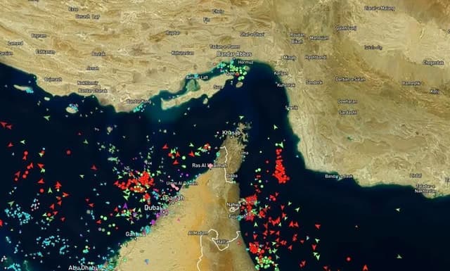 سرگردانی ۱۶۰۰ نفتکش و کشتی در تنگه هرمز