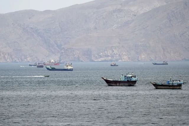 بلومبرگ: هند پس از مذاکرات دو جانبه با تهران، توانسته از ۸ نفتکش برای عبور از تنگه هرمز استفاده کند