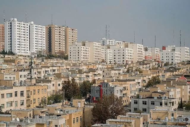انجمن صنعت ساختمان: کف قیمت ساخت مسکن بدون هزینه زمین و انواع مجوزها، برابر ۴۰۰ دلار به ازای هر متر مربع است؛ یعنی ۶۰ میلیون تومان