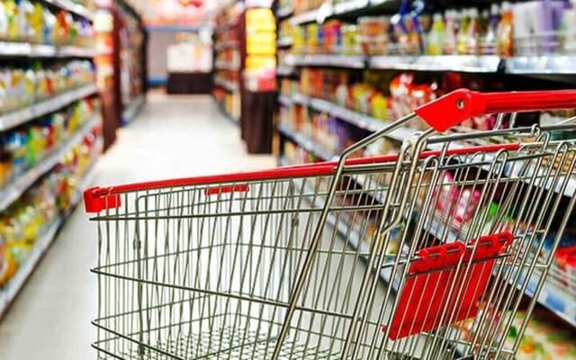 فرماندار: کالاهای اساسی در مشهد ۵ تا ۱۰ درصد ارزان‌تر از میانگین کشور است