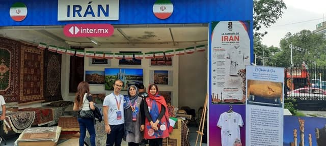 مکزیکی‌ها در صف غرفه ایران؛ از فرش و زعفران تا خرید پیراهن تیم ملی برای سفر به تیخوانا