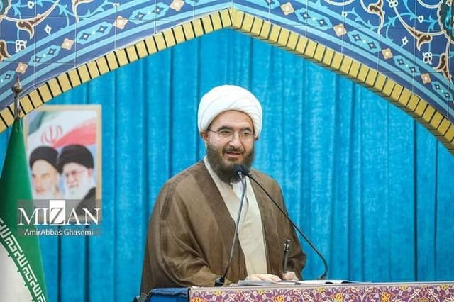 در میانه جنگ مستقیم و رویارویی بی‌پرده حق و باطل قرار داریم/ تنگه هرمز قابل مذاکره نیست/ بزرگ‌ترین منکر امروز جامعه تولید اختلاف است