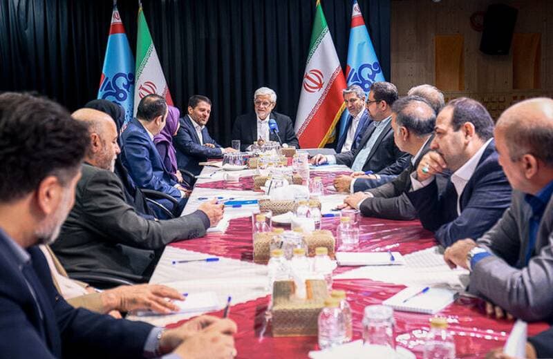 عارف: بزودی جشن پیروزی را برگزار می‌کنیم/ تنگه هرمز ملک طلق ایران است