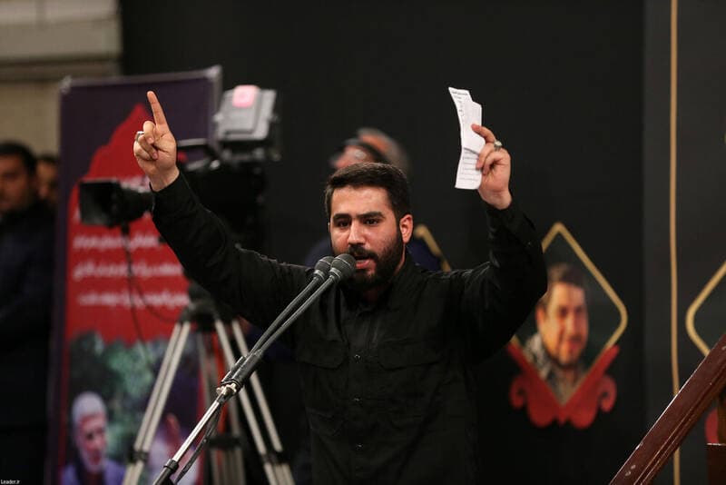 فیلم/ مداحی حسین طاهری در حرم امام خمینی(ره)
