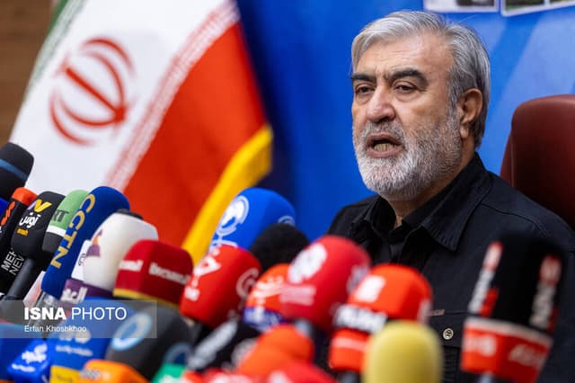 ابراهیم عزیزی: ما گریبان آمریکا را رها نخواهیم کرد
