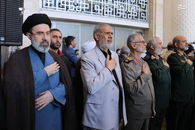 تصویری از آیت‌الله سید مجتبی خامنه‌ای در نماز جمعه نصر