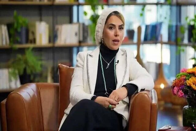 از مشارکت در کمپین‌های سیاسی تا کشف حجاب/ آیا تینا پاکروان بازهم از ساترا مجوز فعالیت می‌گیرد؟