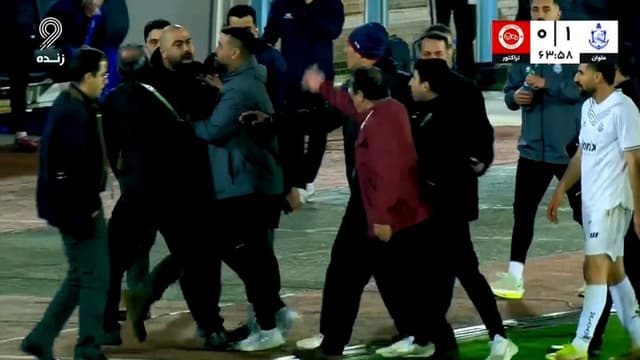 درگیری لفظی شدید مازیار زارع و خداداد عزیزی در حاشیه بازی ملوان 