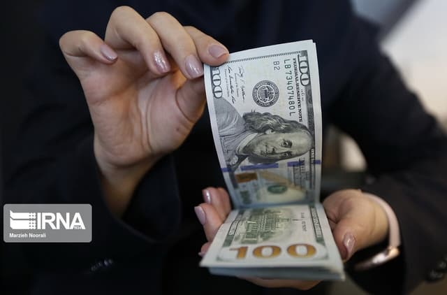 حواله دلار سه هزار تومان ارزان شد
