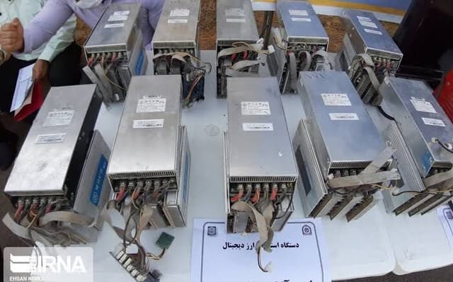 ۳۵ دستگاه ماینر غیرمجاز در قم کشف شد
