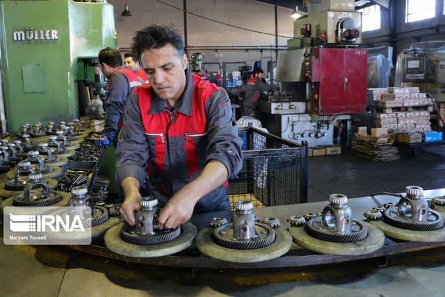 مجاهدت کارگران در جنگ تحمیلی، فصلی نوین در ادبیات پایداری ملی است