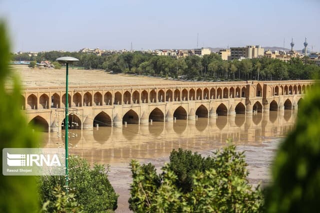 جریان آب زاینده رود تا ۲۴ ساعت آینده به اصفهان می‌رسد
