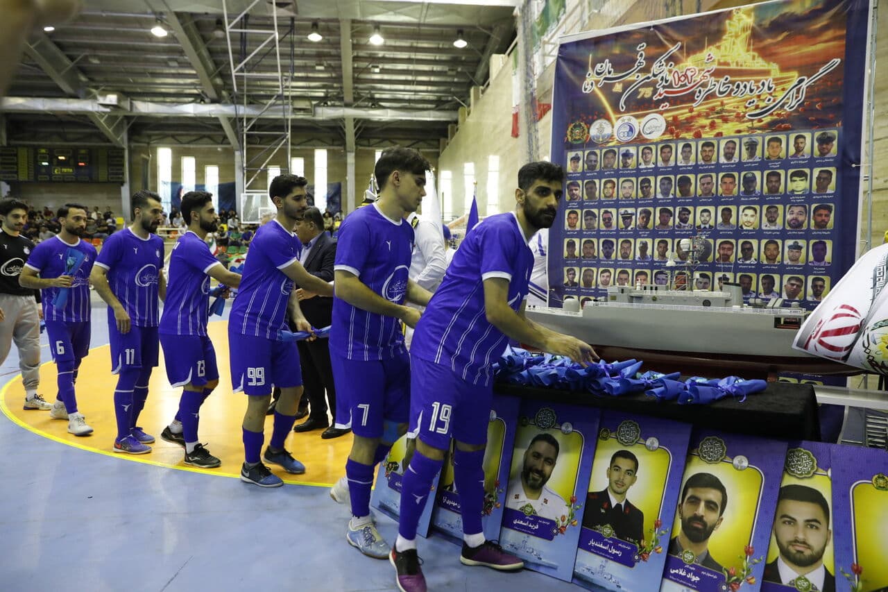 استقلال به احترام قهرمانان واقعی، فوتسال برای ناوشکن دنا
