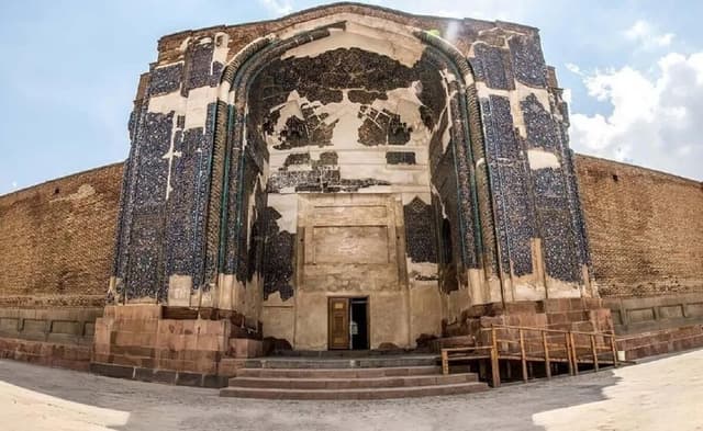 تعرض به چهارطاقی پیرپنهان لار؛ حفاران در پی دفینه‌های زیرخاکی