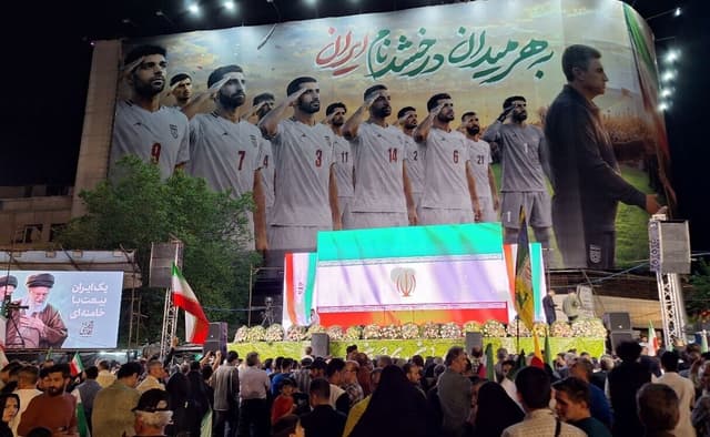 حاشیه بدرقه تیم ملی؛ از تصویر ملی‌پوشان روی دیوارنگاره میدان انقلاب تا حضور مردم با پرچم