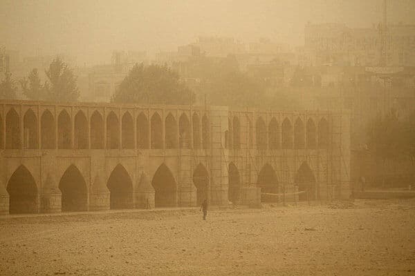 تداوم گرد و غبار در۱۷ شهرستان استان/ آلودگی هوا همچنان مهمان اصفهان است