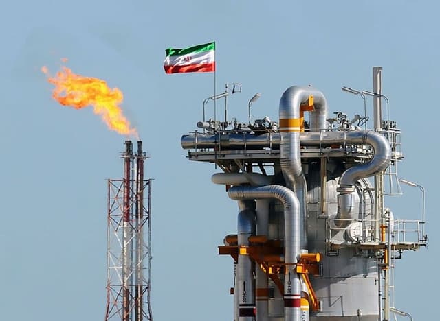 نماینده مجلس: بازیابی سکوی‌های پارس جنوبی نشان‌دهنده توان بازسازی سریع صنعت نفت و گاز است