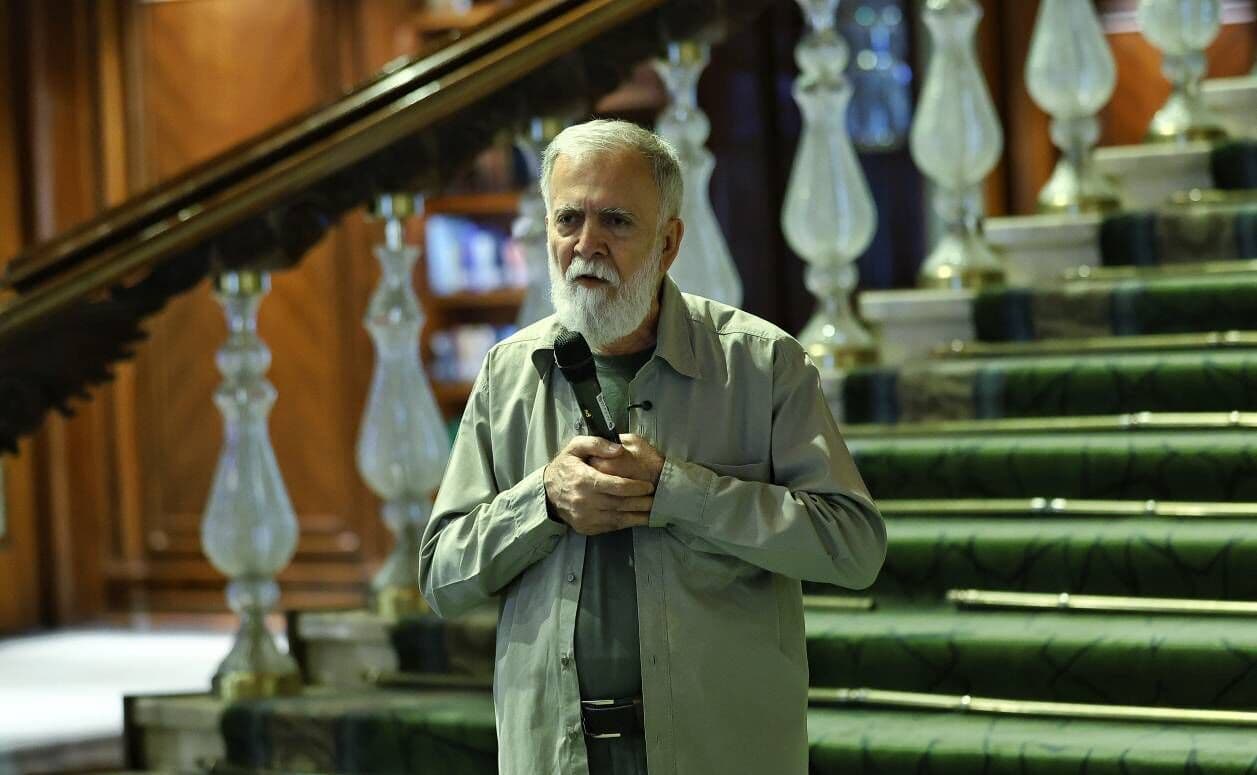 آثار علی خسروی یک مدرسه است