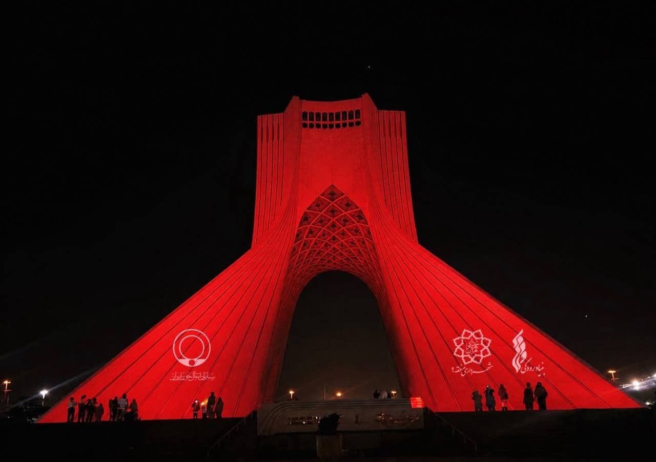 برج آزادی سرخ‌پوش شد