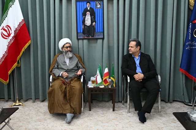 امام جمعه زابل: واردات خودرو در منطقه آزاد سیستان زمینه‌ساز رونق اقتصادی است