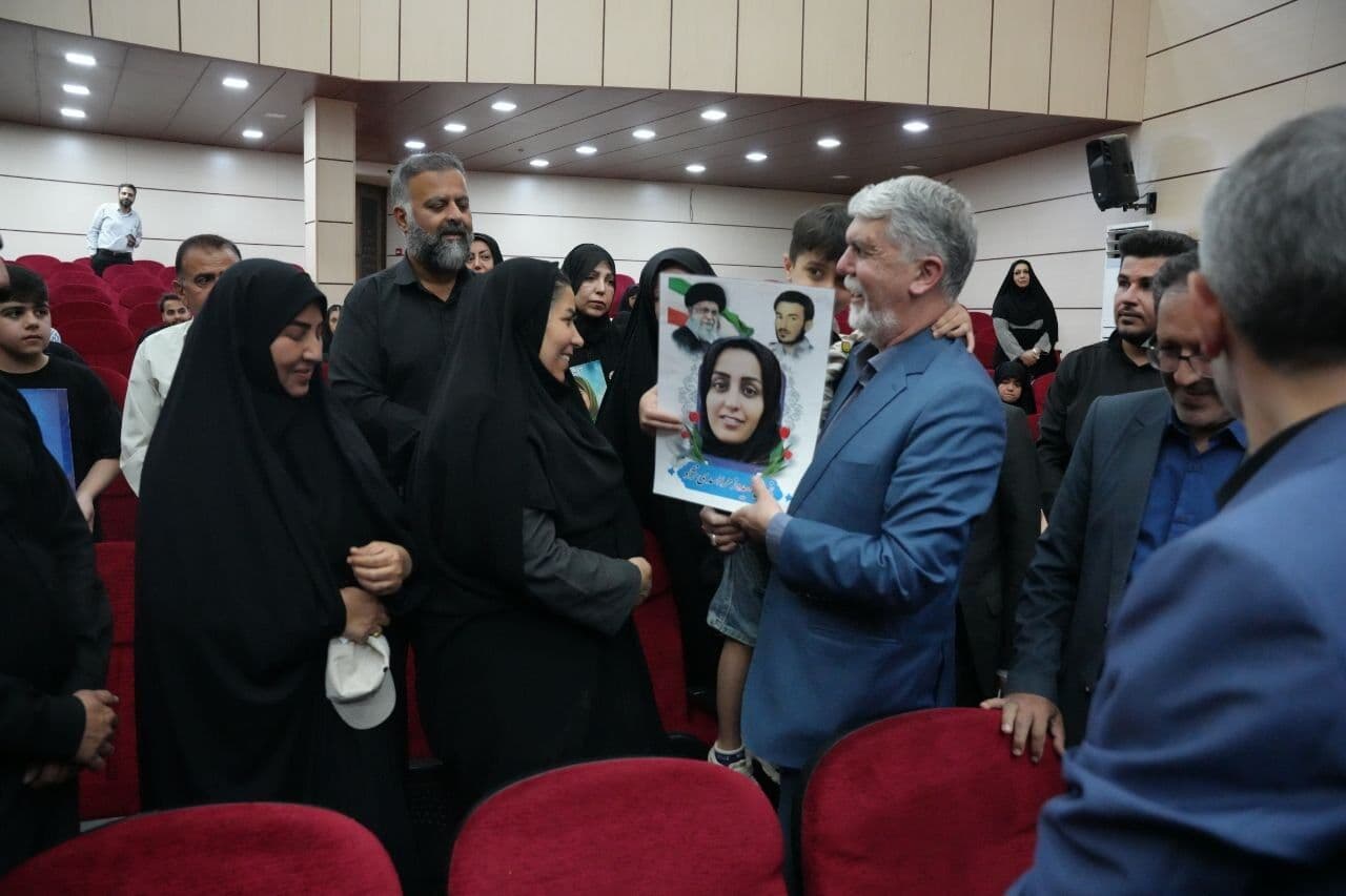 صالحی با خانواده شهدای جنگ تحمیلی سوم و اهالی فرهنگ لامرد دیدار کرد