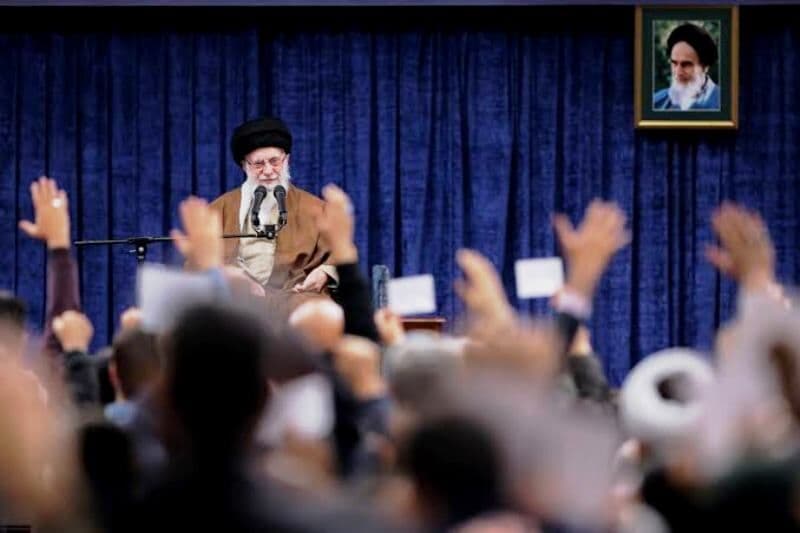 حضور در آیین تشییع پیکر قائد شهید تجدید عهد با پاسداران کشور است