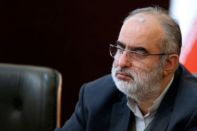 حسام‌الدین آشنا: ترامپ هم بلوف می‌زند و هم بلوف می‌خورد