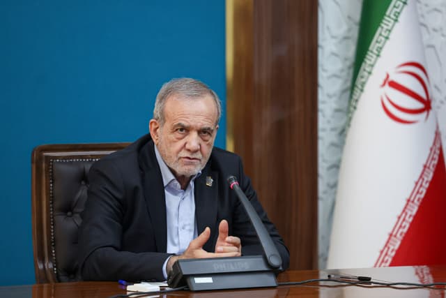 پزشکیان: دلیل ایجاد شگفتی در میدان دفاع، درس ایران‌دوستی معلمان است