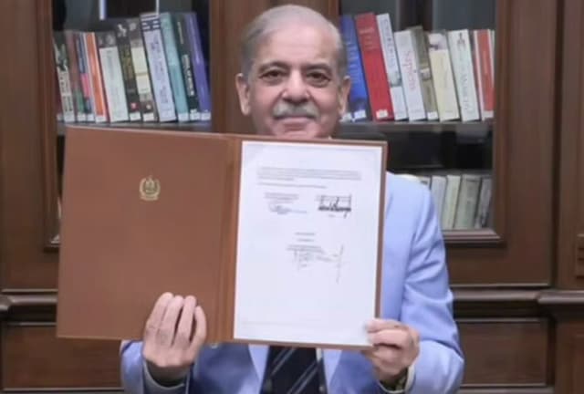 نخست‌وزیر پاکستان هم تفاهم ایران و آمریکا را امضا کرد +ویدیو