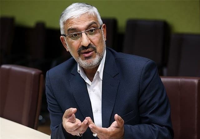بی‌اخلاقی از صدا و سیما از حرکات احمدی‌نژاد آغاز شد