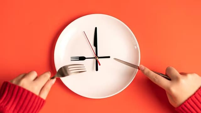 چرا بدن شبها با غذاها مهربان نیست؟/ عوارض دیر شام خوردن را بشناسید