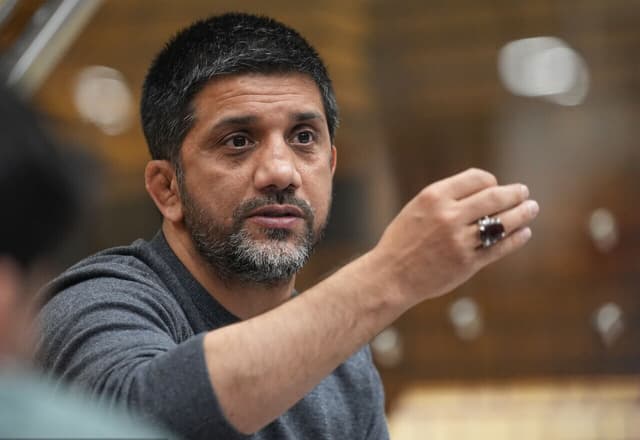 علیرضا دبیر: شاید چون گناهکارم، اتفاقی برایم نمی‌افتد