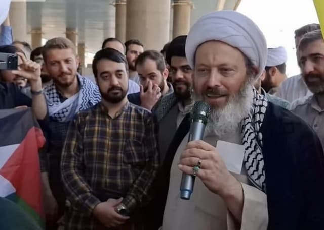 موج سواری روی فضای احساسی جنگ با تشویش اذهان عمومی/ تندروها با مقدسات وارد میدان شدند؛ از حمله به بی‌حجاب‌ها تا حکم اعدام روحانی و ظریف