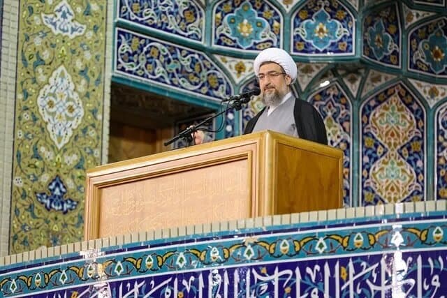 خط و نشام امام جمعه تبریز برای یک کارگردان تئاتر از تریبون نماز جمعه/ ماجرا چه بود؟