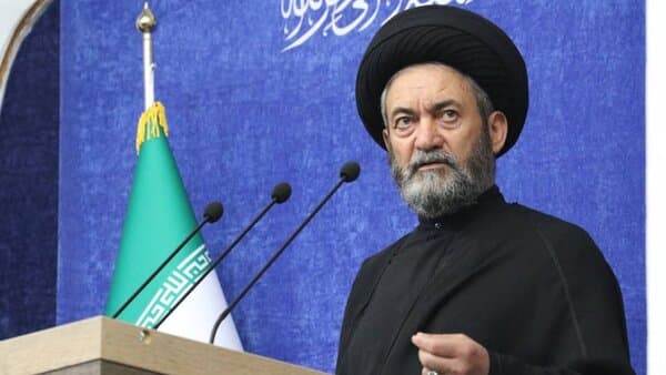 امام جمعه اردبیل: در 160 روز جنگ، 2میلیارد بشکه نفت از جهان حذف شد/بحران اقتصادی محبوبیت ترامپ را پایین آورد؛ او نمی‌تواند به محاصره دریایی ادامه دهد