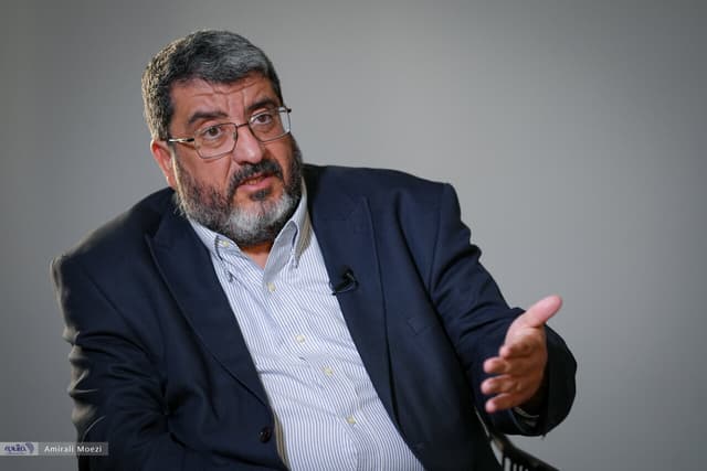 فواد ایزدی: با این توافق حتی یک تحریم هم لغو نخواهد شد/ وقتی ترامپ با باز شدن تنگه هرمز مشکلاتش حل شد مجددا بهانه‌ای برای حمله به ایران پیدا خواهد کرد