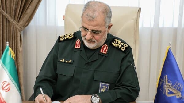عکس قدیمی از شهید سردار محمد پاکپور/ وقتی فرمانده مسئول نیروی زمینی سپاه بود