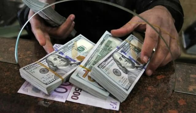 قیمت رسمی دلار و انواع ارزها امروز ۱۳ اردیبهشت ۱۴۰۳/ دلار از ۱۴۳ هزار تومان عبور کرد