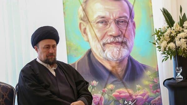 دیدار خانواده حسن خمینی با خانواده شهید لاریجانی/ مخالفین لاریجانی، او را بسیار ناجوانمرادنه هدف قرار می دادند