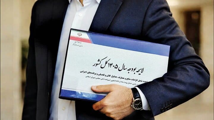 احتمال افزایش مجدد حقوق کارمندان و بازنشستگان/ حقوق‌بگیران بخوانند