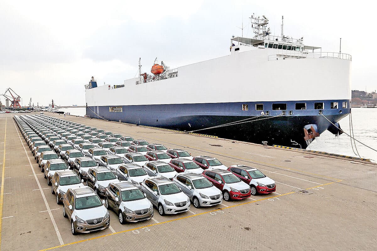ورود بیش از ۴هزار خودرو به کشور در فروردین/ وزارت صمت: واردکنندگان خودرو هر مسیری که مسدود شود، مسیرهای جایگزین را پیدا و خودرو وارد کشور می‌کنند