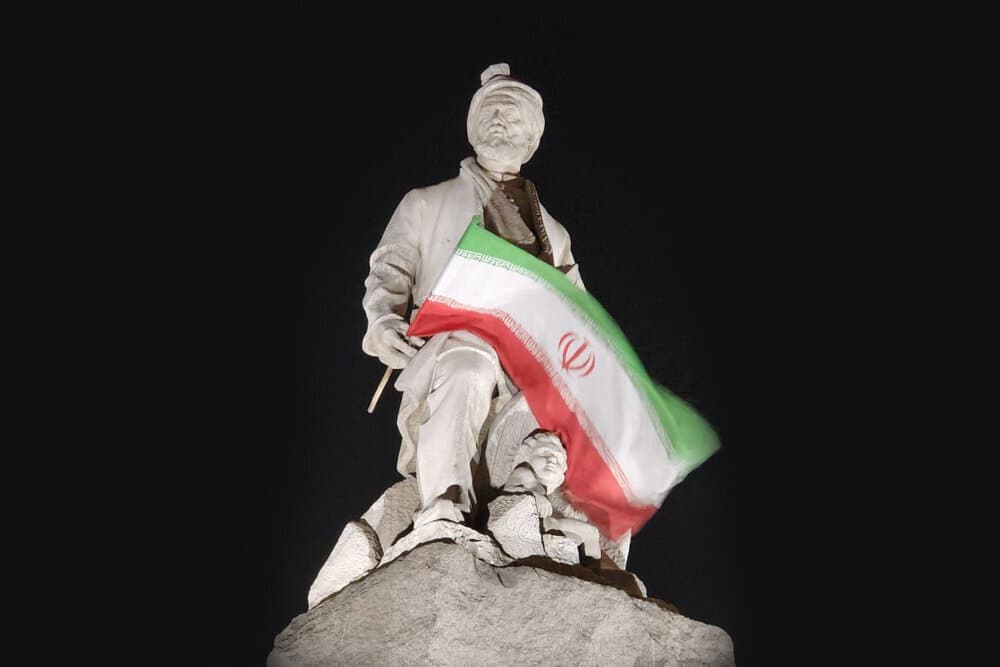 دهقان‌مردِ آزاده خفته در طوس، هنوز نگهبان دلیر وطن است