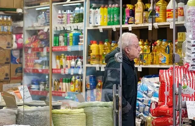 عضو تیم کارگری شورای عالی کار: مزد را ریالی افزایش می‌دهند اما کالاها را بر مبنای قیمت جهانی قیمت‌گذاری می‌کنند