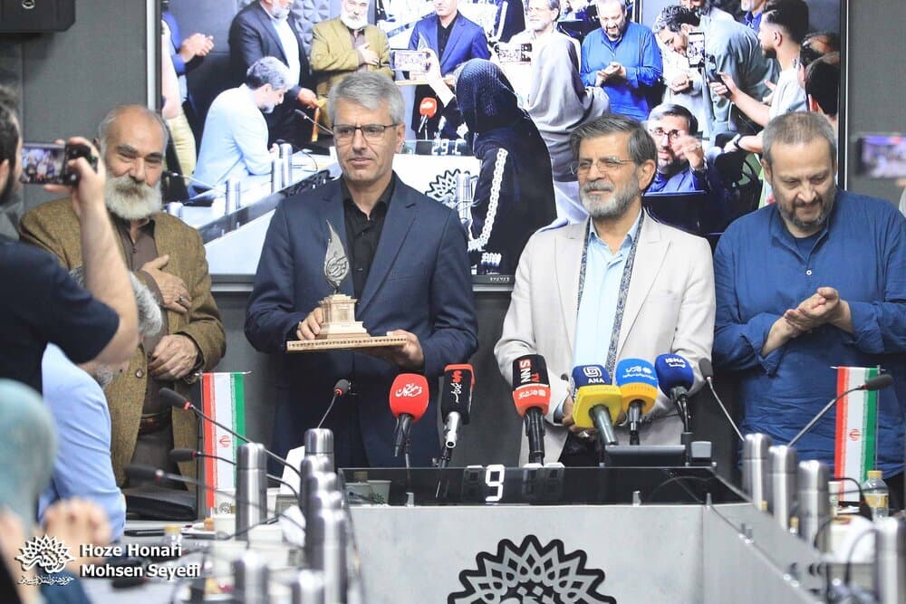 سخنگوی وزارت خارجه نشان ادبی دریافت کرد