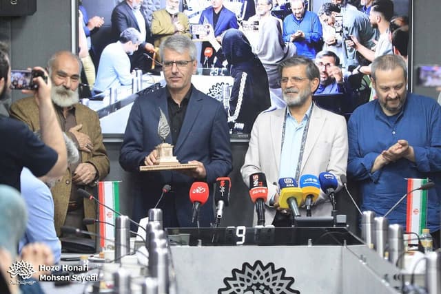 سخنگوی وزارت خارجه نشان ادبی دریافت کرد