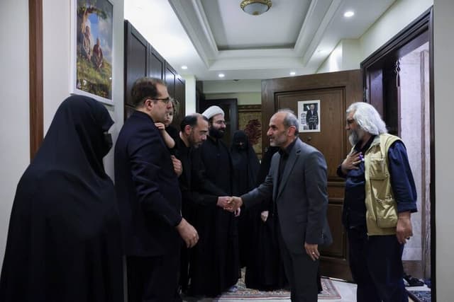 دیدار رئیس سازمان صداوسیما با خانواده علی لاریجانی/ عکس