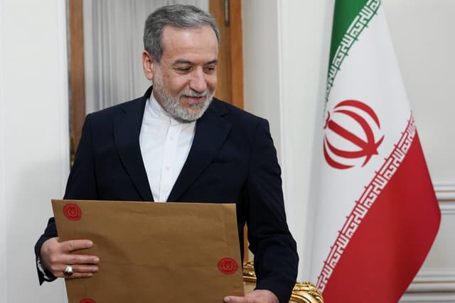 از «سازشگر» تا درخواست «اعدام» ؛ بهانه‌جویی‌ها تمام می‌شود؟/ چه کسانی مقابل وزیر خارجه صف کشیده‌اند؟