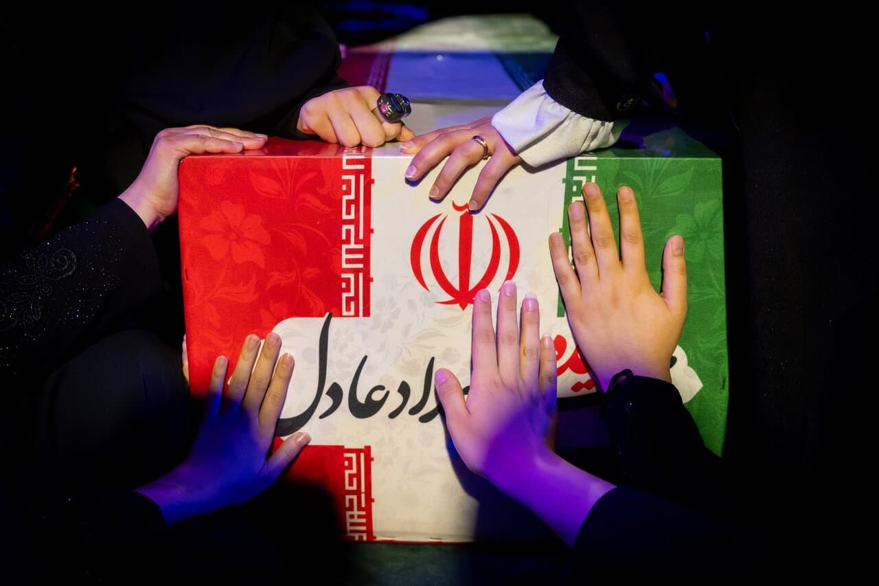 اولین تصاویری از پیکر همسر شهید رهبر انقلاب/ گریه‌های حدادعادل در وداع با دخترش/ مراسم کجا برگزار شد؟
