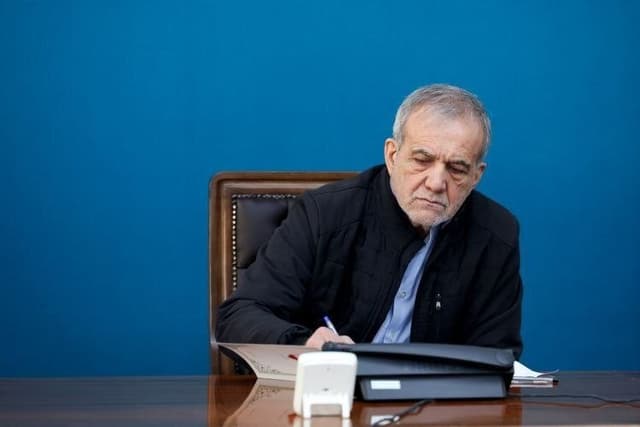 پشت پرده ادعای یک روحانی درباره ۲۸ بار استعفای مسعود پزشکیان