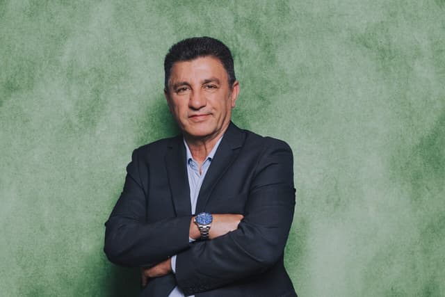 شما که  قلعه نویی را ابقا خواهید کرد اما لااقل کارنامه کادر فنی او  را نشان بدهید
